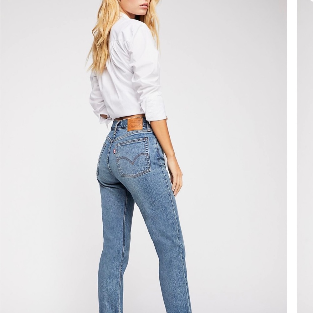 Levi’s Wedgie Icon Jean with raw hem, size 29